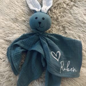 Personalisierter Kuschelhase aus Musselin in Türkis mit weissen Ohren und Namen „Ruben“, liebevoll gestaltet von Nilana
