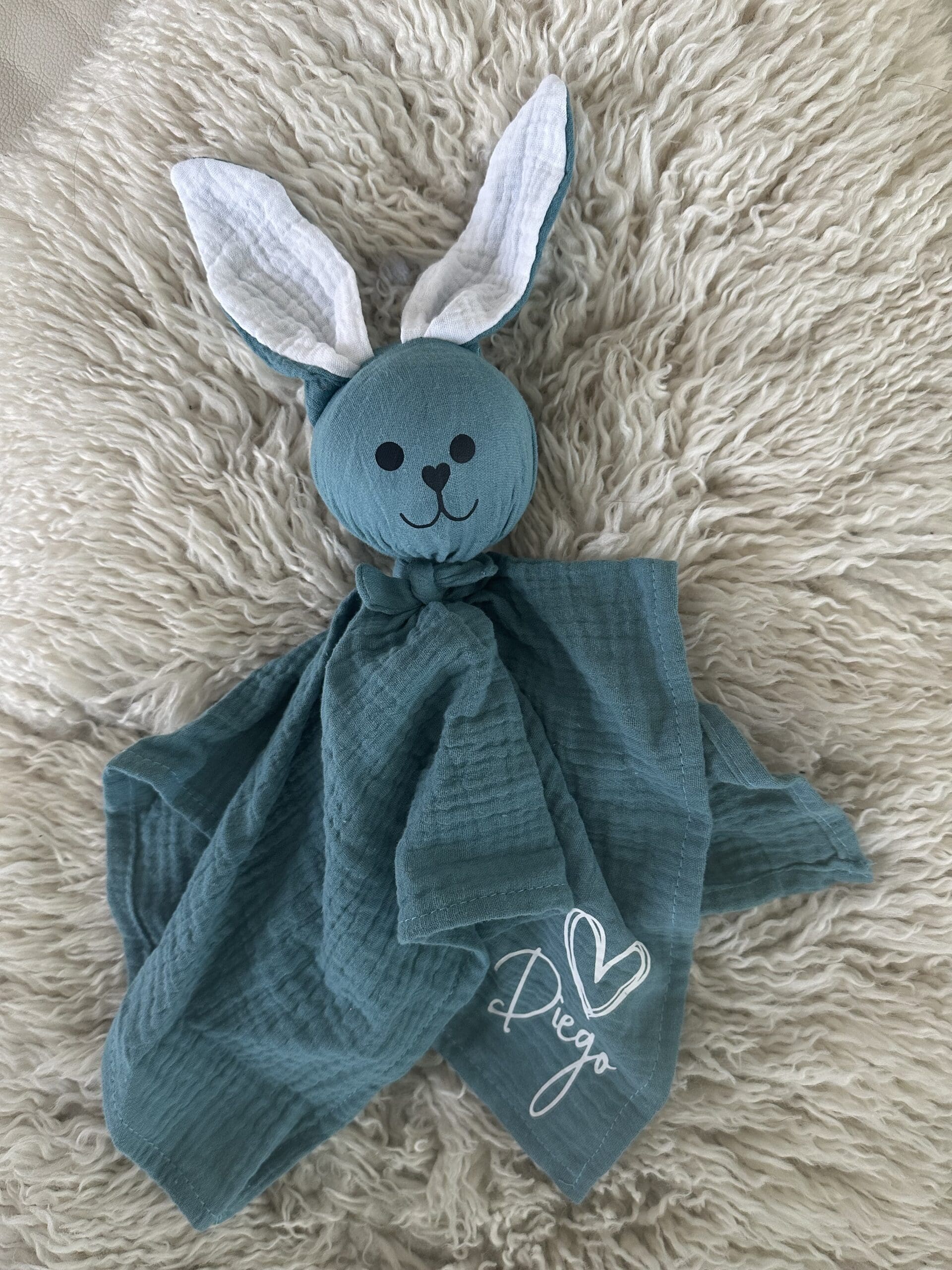kuschelhase-musselin-petrol-personalisiert-weiss.png kuschelhase-musselin-petrol-personalisiert-weiss.png