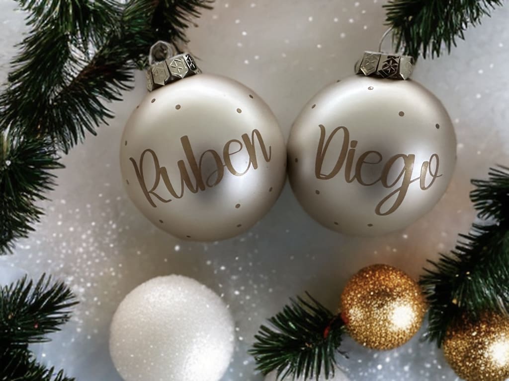 weihnachtskugeln-hellgold-matt-ruben-diego-ambient.png weihnachtskugeln-hellgold-matt-ruben-diego-ambient.png