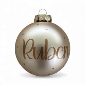 Weihnachtskugel Hellgold Matt 8cm mit goldener Namensbeschriftung „Ruben“ und feinen Punktdetails, freigestellt vor hellem Hintergrund.