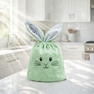 Grünes Osternest aus Samt mit Hasenohren personalisiert mit Name Simon in heller Küche