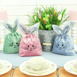 Osternest Hasensack aus Samt Rosa – personalisiert mit Name, dekorativer Hasensack mit Blumen und Osterdeko im Hintergrund