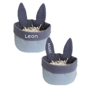 Osternest personalisiert Blau mit Hasenohren für Kinder, aus Stoff mit Namen Leon und Noel, dekorativ befüllt als Ostergeschenk