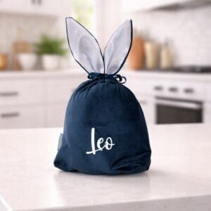 Osternest Hasentasche blau aus Samt personalisiert mit Name Leo auf weissem Sideboard in Küche