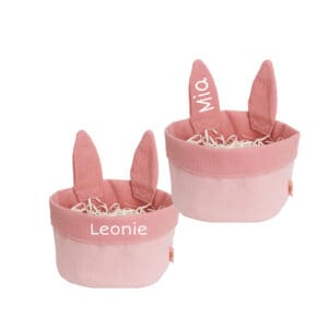 Osternest personalisiert rosa mit Hasenohren als Stoffnest für Kinder, personalisiert mit Namen, freigestellt auf Weiss