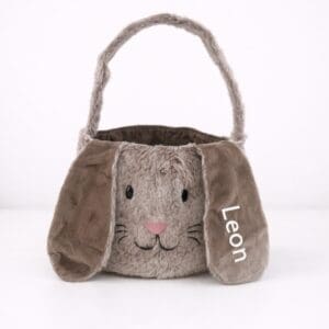 Personalisiertes Osternest für Kinder Braun aus weichem braunem Plüsch mit Hasengesicht, langen Ohren und Namen Leon auf der Seite
