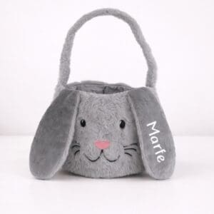 Personalisierter Osterhasenkorb aus grauem Plüsch mit Hasengesicht, langen Schlappohren und dem Namen Marte auf der Seite