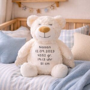 Cubbies Bär weiss personalisiert mit Name Nasan im Jungenzimmer auf dem Bett