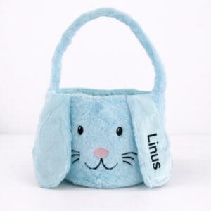 Personalisierter Osterkorb aus blauem Plüsch mit Hasenmotiv, Hasengesicht und dem Namen Linus auf dem Ohr