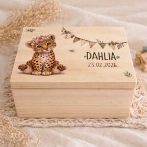 Erinnerungskiste personalisiert Leopard – Holzkiste mit Name Dahlia und Geburtsdatum als Geschenk zur Geburt
