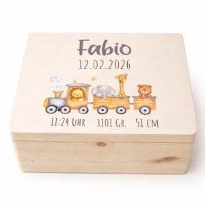Erinnerungskiste personalisiert Safari Zug – Holzkiste mit Name Fabio und Geburtsdaten