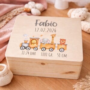 Erinnerungskiste personalisiert Safari Zug mit Name Fabio im Kinderzimmer – Holzkiste mit Geburtsdaten für Baby