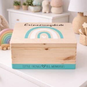 Erinnerungskiste aus Holz mit Regenbogenmotiv im Kinderzimmer als liebevolle Aufbewahrung