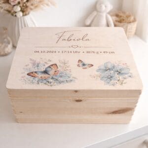 Erinnerungsbox personalisiert Schmetterling – Holzkiste mit Name aus Holz und Geburtsdaten auf weissem Sideboard