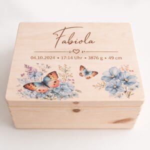 Erinnerungsbox personalisiert Schmetterling aus Holz mit Name und Geburtsdaten auf hellem Hintergrund