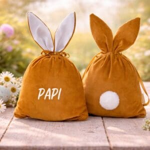 Osternest personalisiert Gold Hasentasche aus Samt mit Namen Papi im frühlingshaften Garten