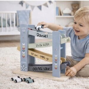 Kind spielt mit Holz Rennbahn blau personalisiert mit Name im Kinderzimmer