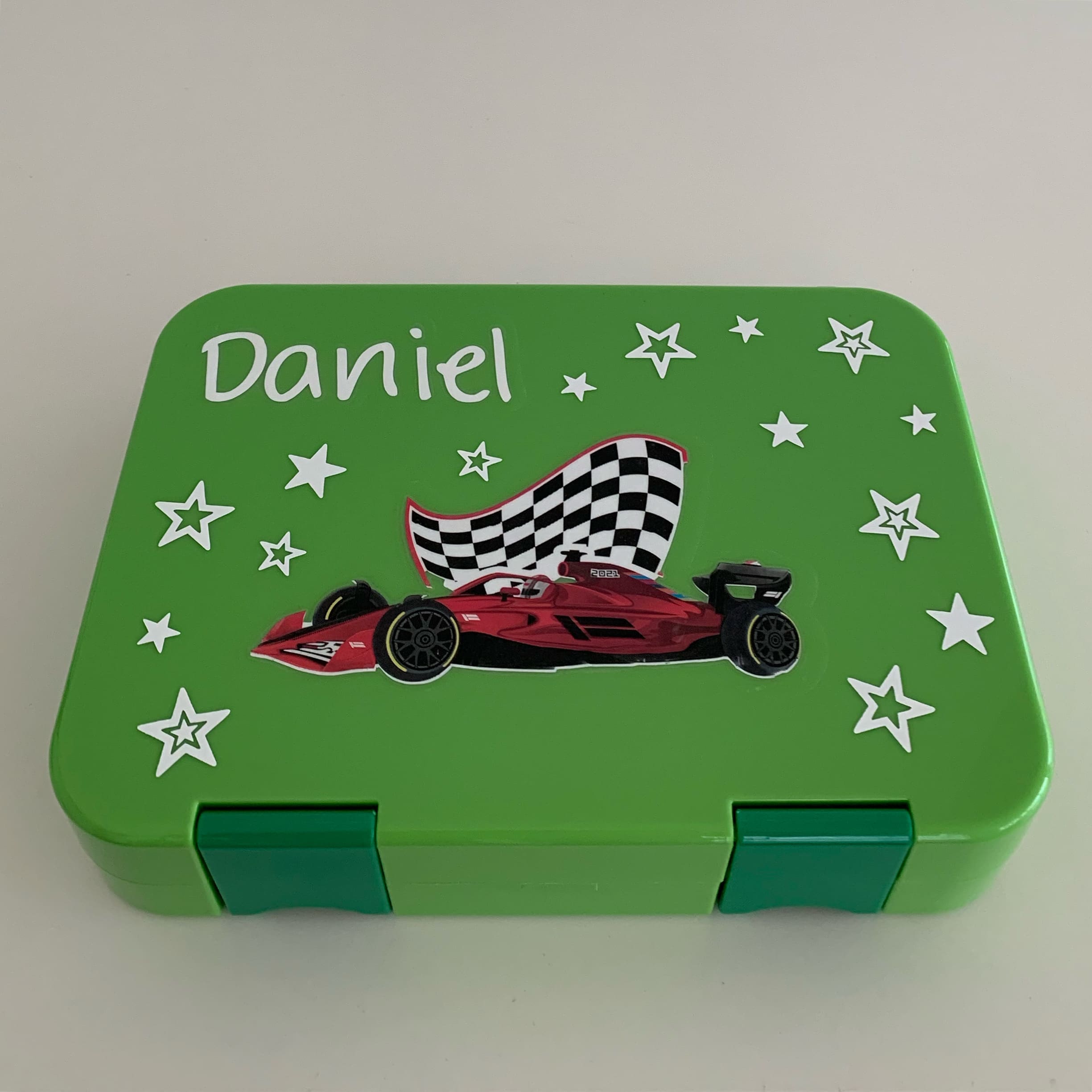 lunchbox-gruen-personalisiert-mit-praktischem-inlay-rennwagen-daniel.jpg lunchbox-gruen-personalisiert-mit-praktischem-inlay-rennwagen-daniel.jpg