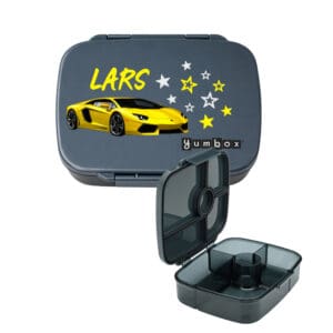 Personalisierte Yumbox Go grau mit Name Lars und Auto Motiv Znünibox für Kinder