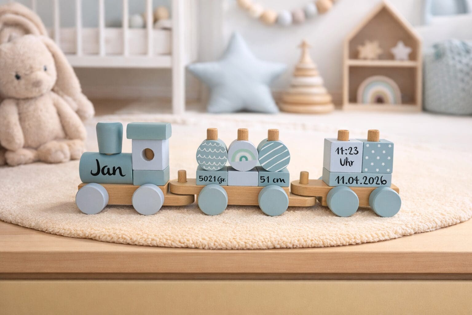 holzzug-blau-personalisiert-kinderzimmer-teppich.jpg holzzug-blau-personalisiert-kinderzimmer-teppich.jpg