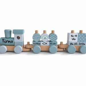Holzzug blau personalisiert mit Name und Geburtsdaten auf weissem Hintergrund