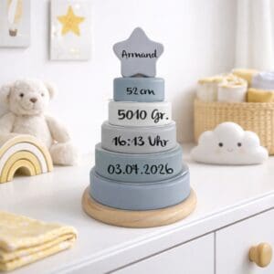 Personalisierter Stapelturm aus Holz blau mit Name Armand im Kinderzimmer auf Kommode