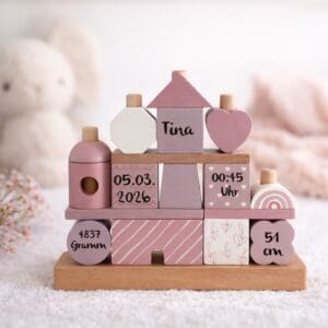 personalisiertes Steckspielhaus rosa aus Holz mit Name im Kinderzimmer