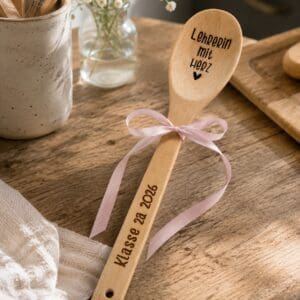 Personalisierter Kochlöffel aus Holz als Abschiedsgeschenk für Lehrerin auf rustikalem Küchentisch dekoriert